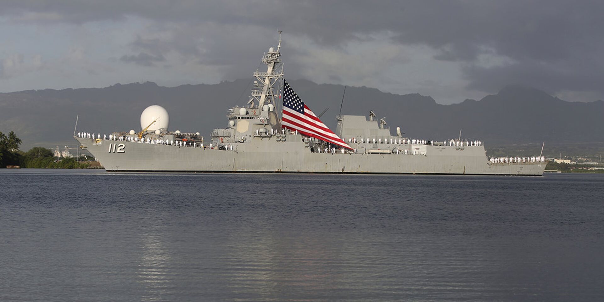 Моряки ВМС США стоят на палубе корабля в Перл-Харбор, Гавайи - ИноСМИ, 1920, 04.06.2021