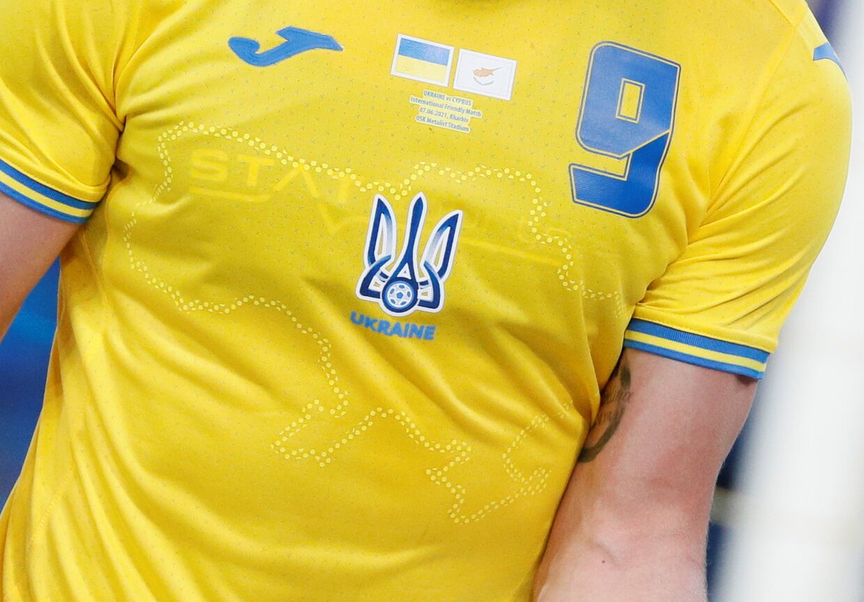 Дизайн футболки сборной Украины по футболу во время международного товарищеского матча против Кипра в Харькове, Украина