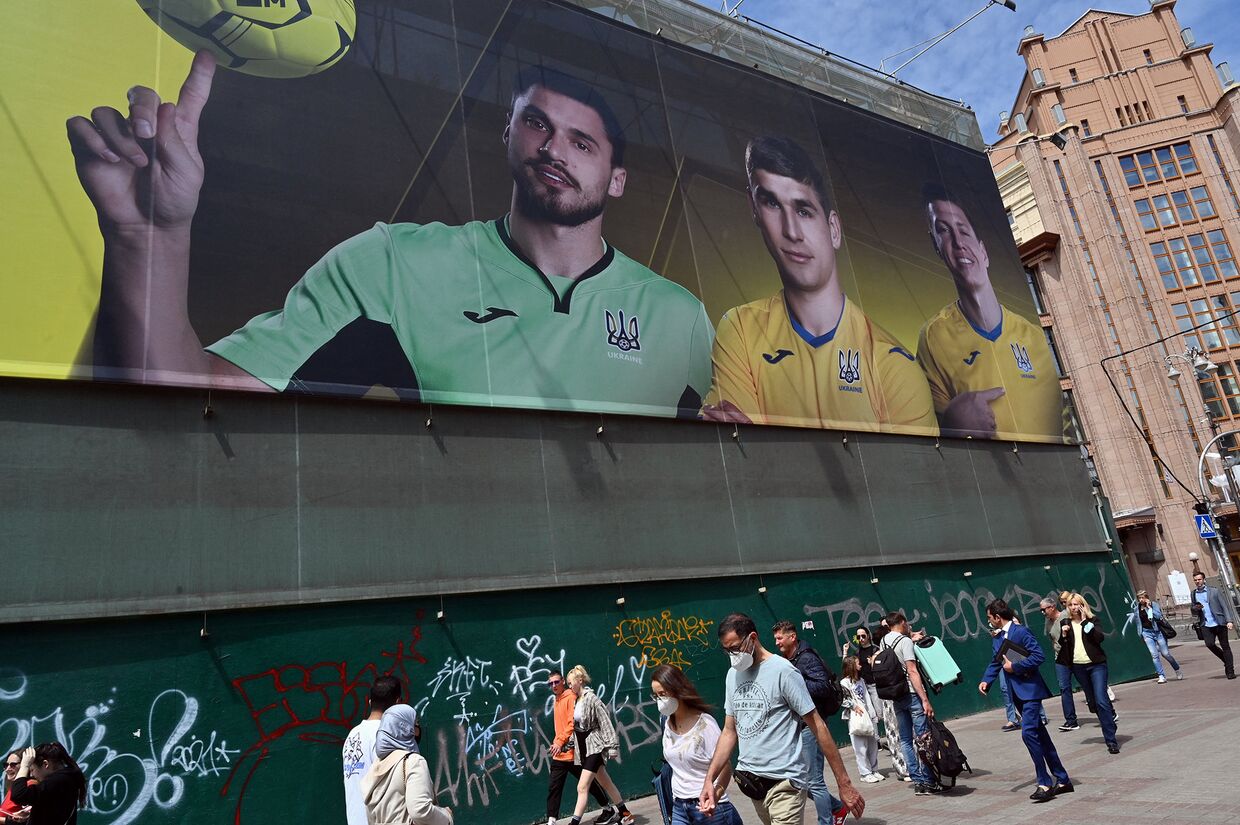 Рекламный щит с изображением сборной Украины по футболу в Киеве