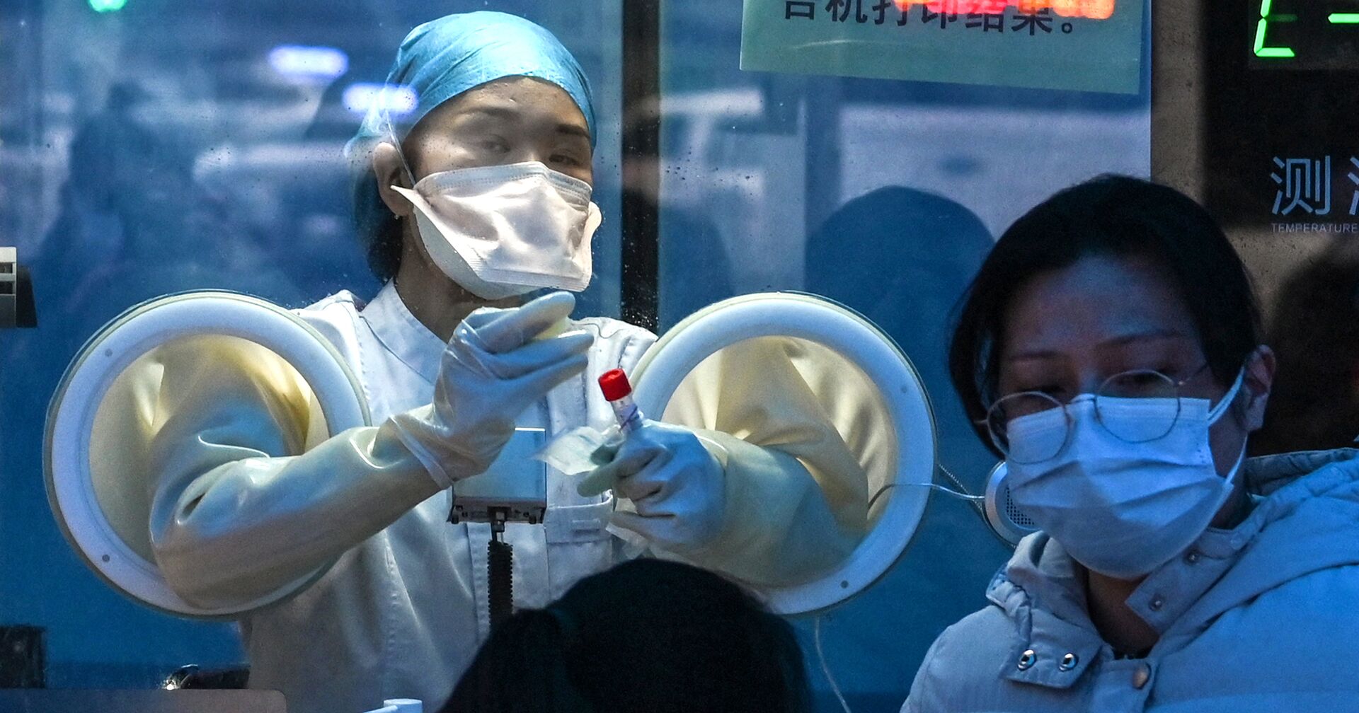 Медицинский работник берет образцы у людей для тестирования на коронавирус COVID-19 в больнице в Ухане - ИноСМИ, 1920, 08.06.2021
