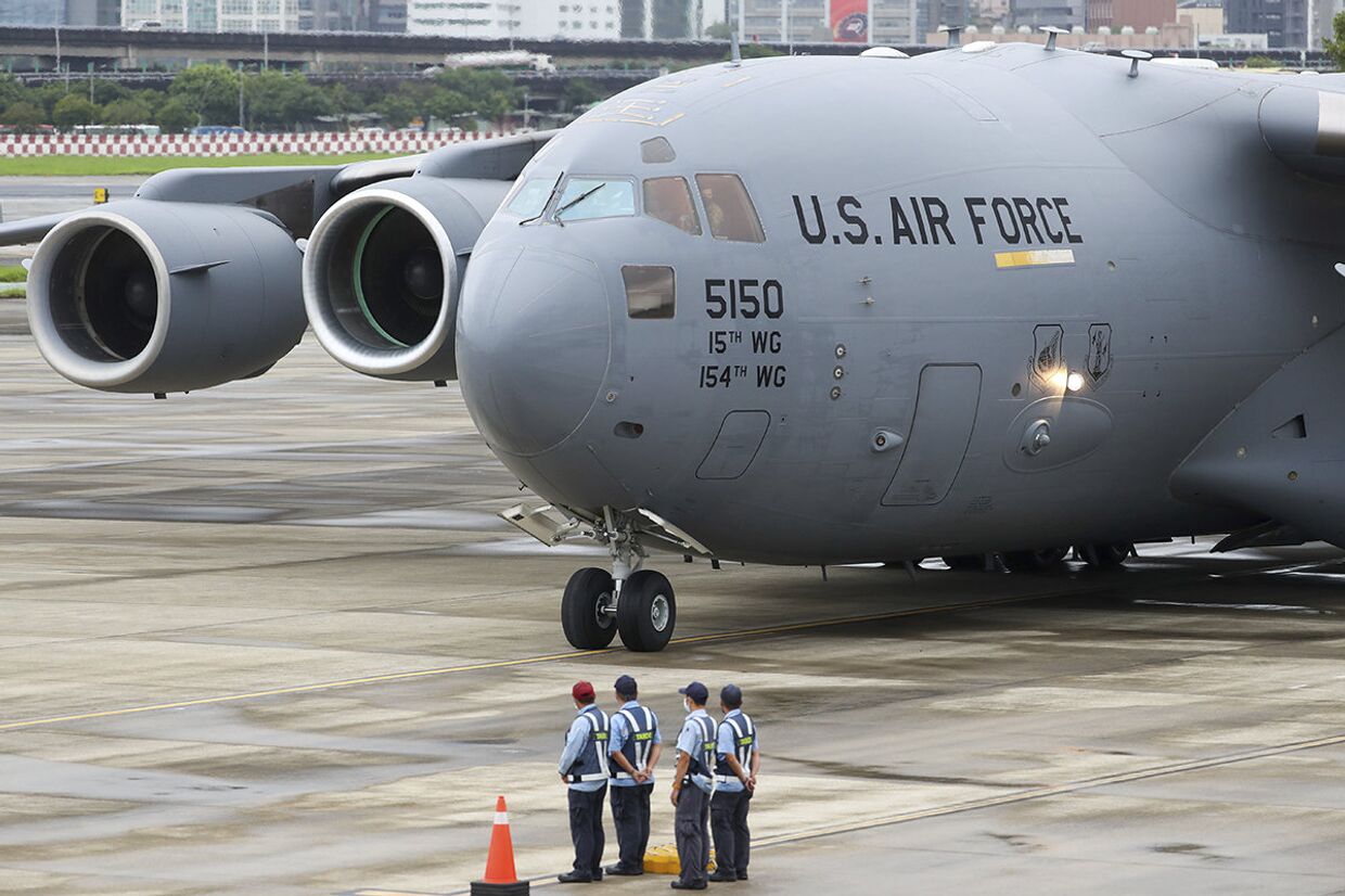 Военный самолет США с группой американских сенаторов прибыл в аэропорт Суншань в Тайбэе, Тайвань