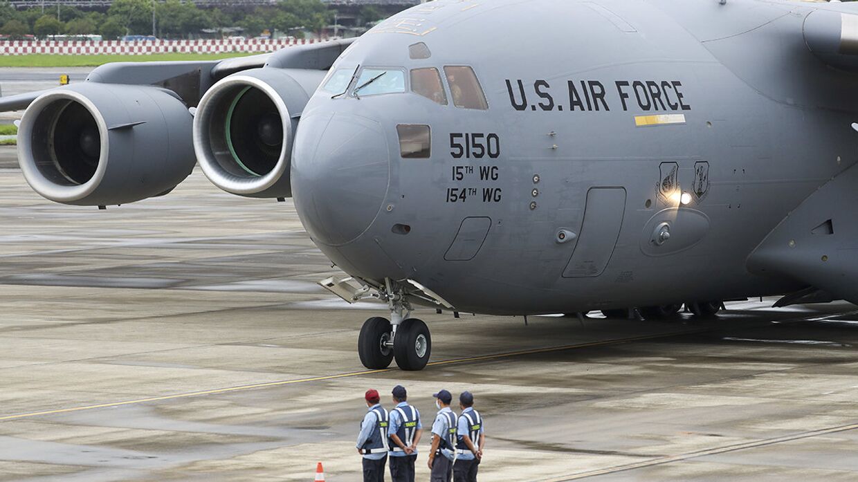 Военный самолет США с группой американских сенаторов прибыл в аэропорт Суншань в Тайбэе, Тайвань