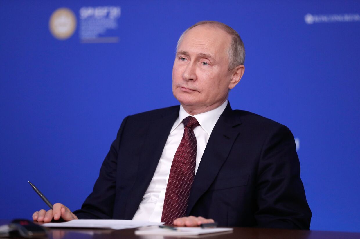 Президент РФ В. Путин во время встречи в режиме видеоконференции с руководителями ведущих мировых информационных агентств