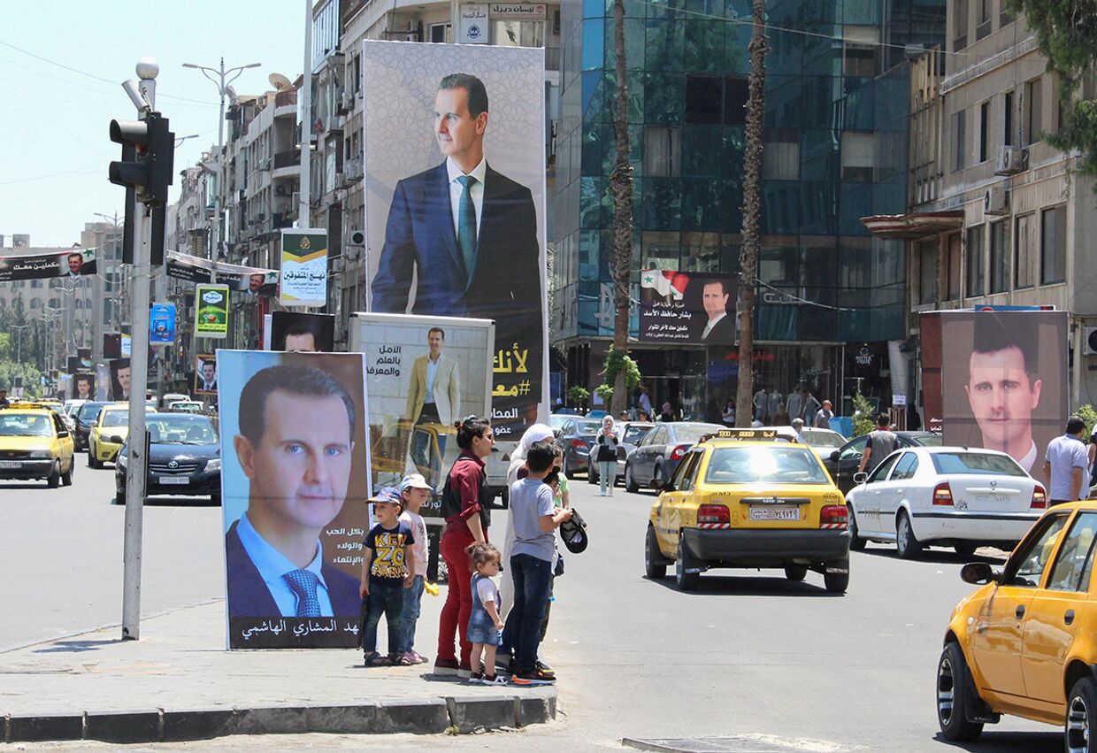 Плакаты с изображением президента Сирии Башара Асада в Дамаске, Сирия.