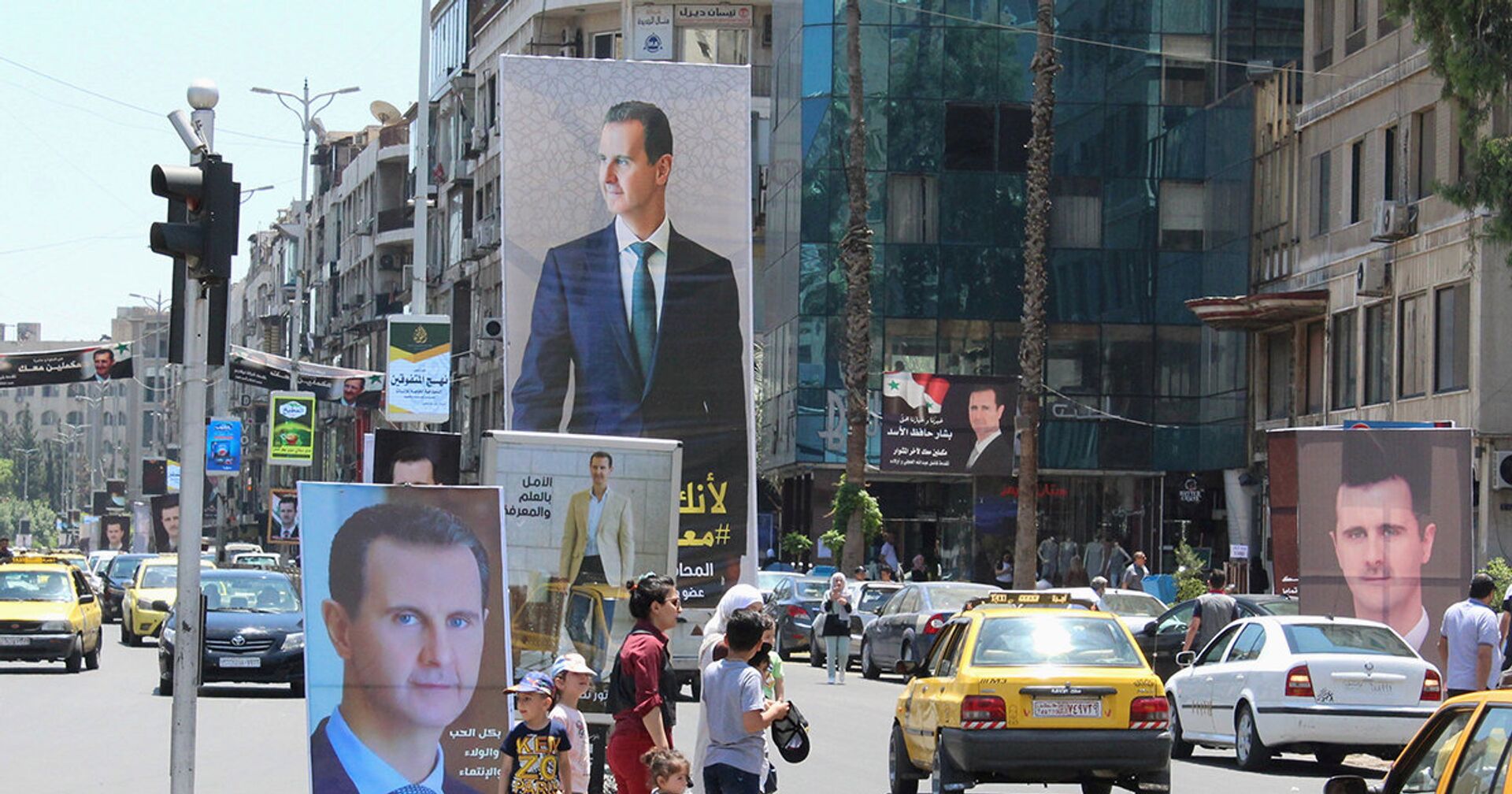 Плакаты с изображением президента Сирии Башара Асада в Дамаске, Сирия. - ИноСМИ, 1920, 09.06.2021