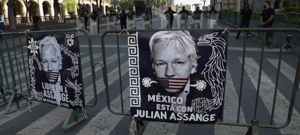 Exigen liberación de Julian Assange frente a Palacio Nacional