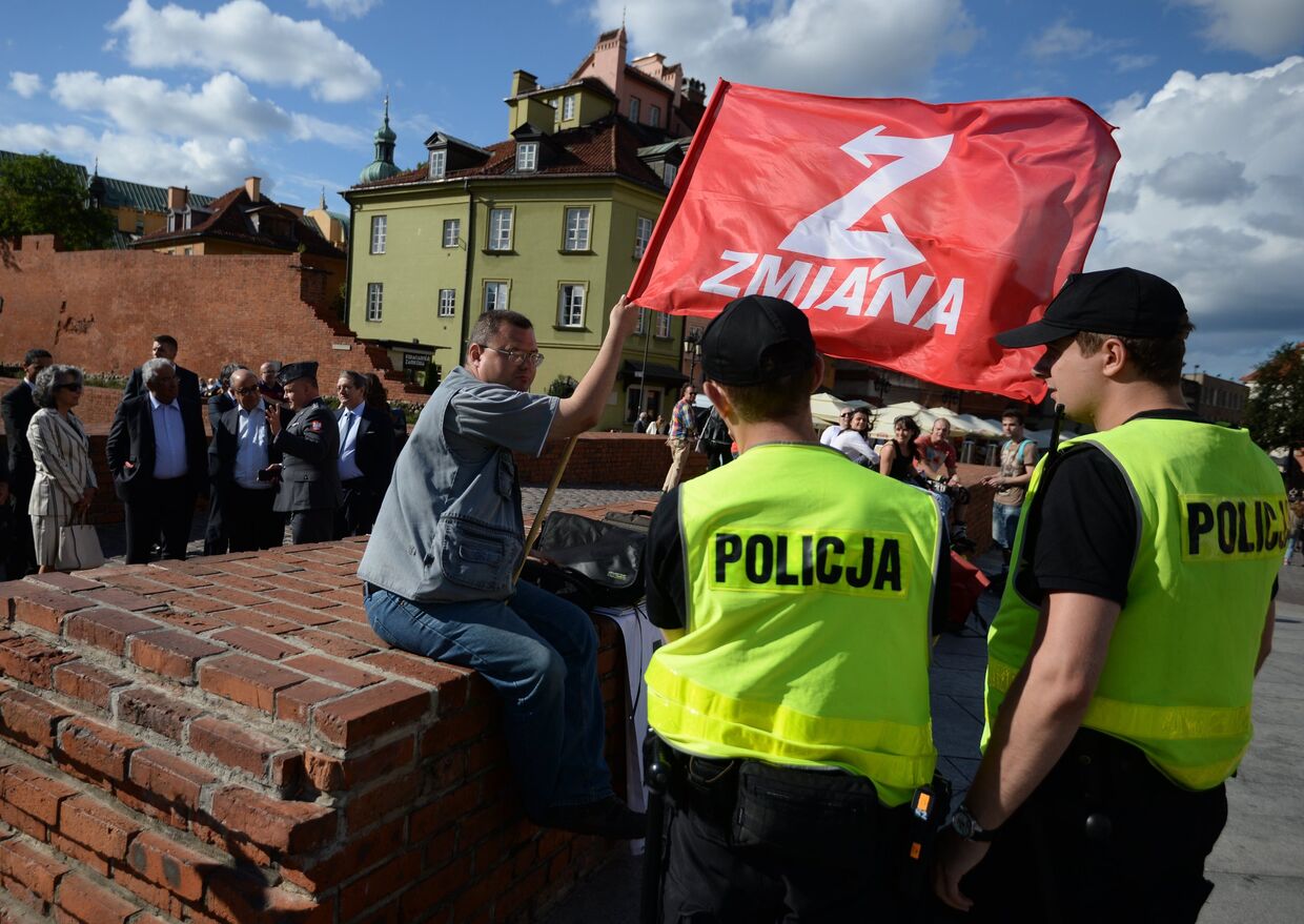 Член партии Zmiana протестует против саммита НАТО в Варшаве