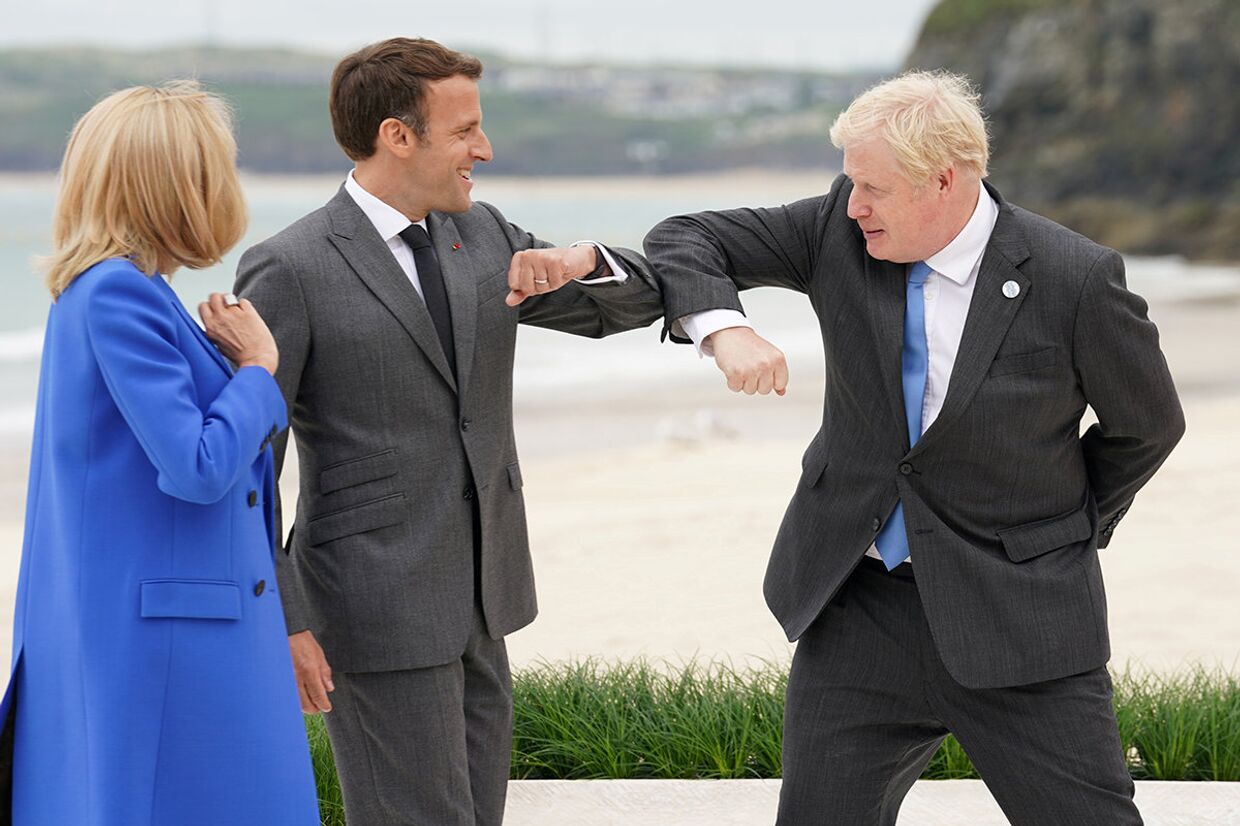 Премьер-министр Великобритании Борис Джонсон приветствует президента Франции Эммануэля Макрона