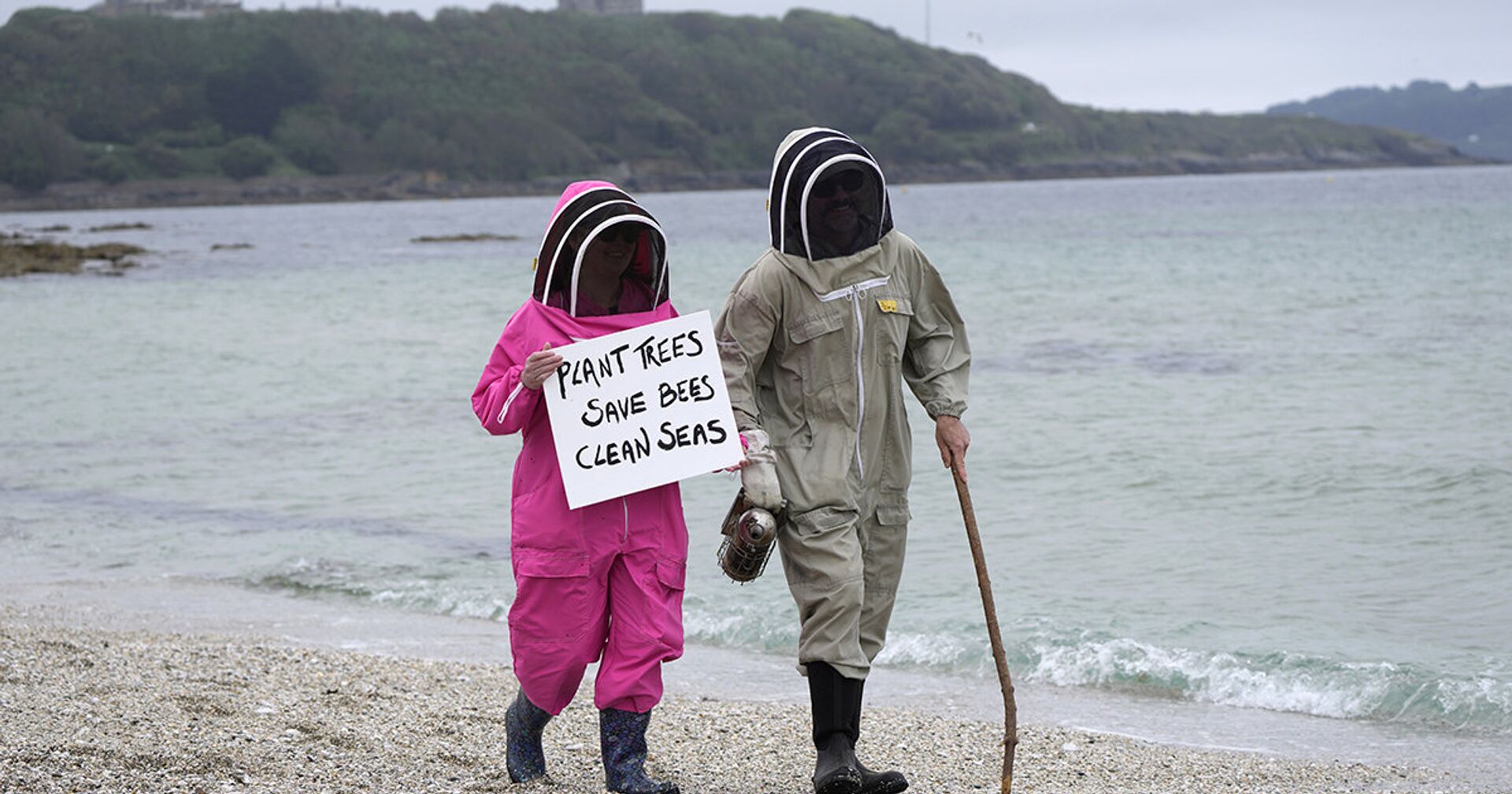 Климатические активисты на пляже в Фалмуте, Корнуолл - ИноСМИ, 1920, 14.09.2021