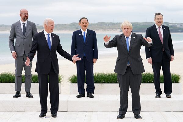 Лидеры стран G7 позируют для фотографии во время саммита