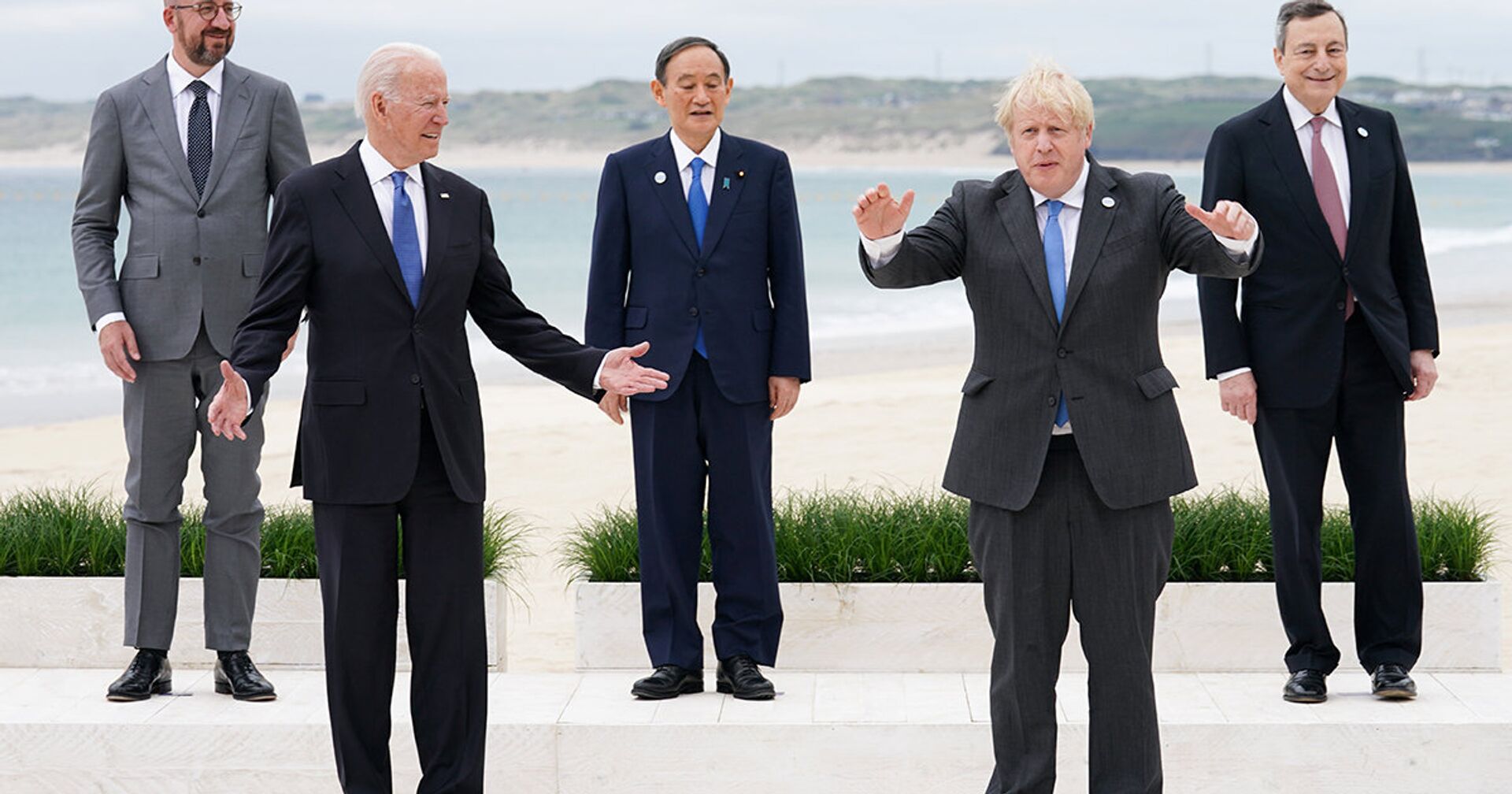 Лидеры стран G7 позируют для фотографии во время саммита - ИноСМИ, 1920, 17.06.2021