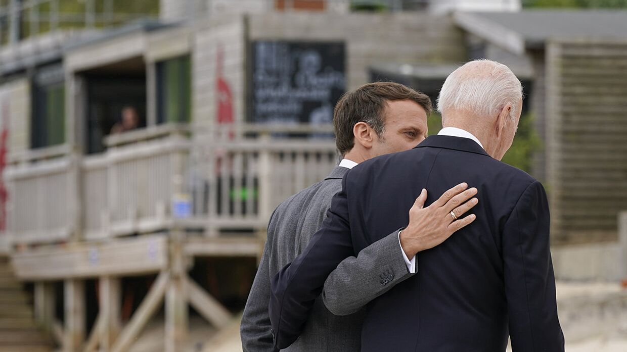 Президент США Джо Байден беседует с президентом Франции Эммануэлем Макроном