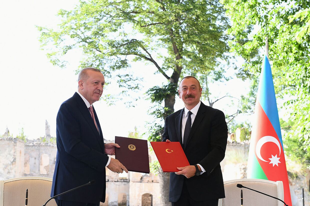 Президент Турции Тайип Эрдоган и президент Азербайджана Ильхам Алиев во время церемонии в Шуше