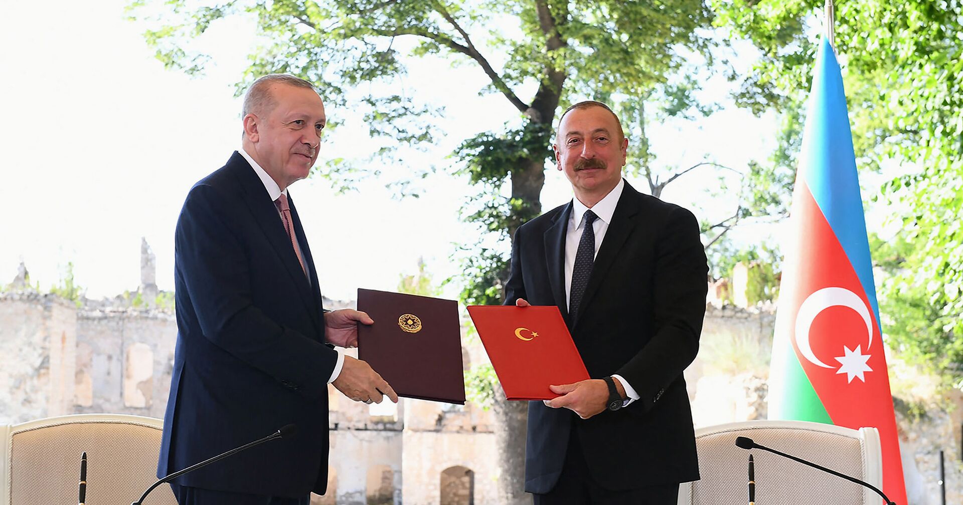 Президент Турции Тайип Эрдоган и президент Азербайджана Ильхам Алиев во время церемонии в Шуше - ИноСМИ, 1920, 16.06.2021