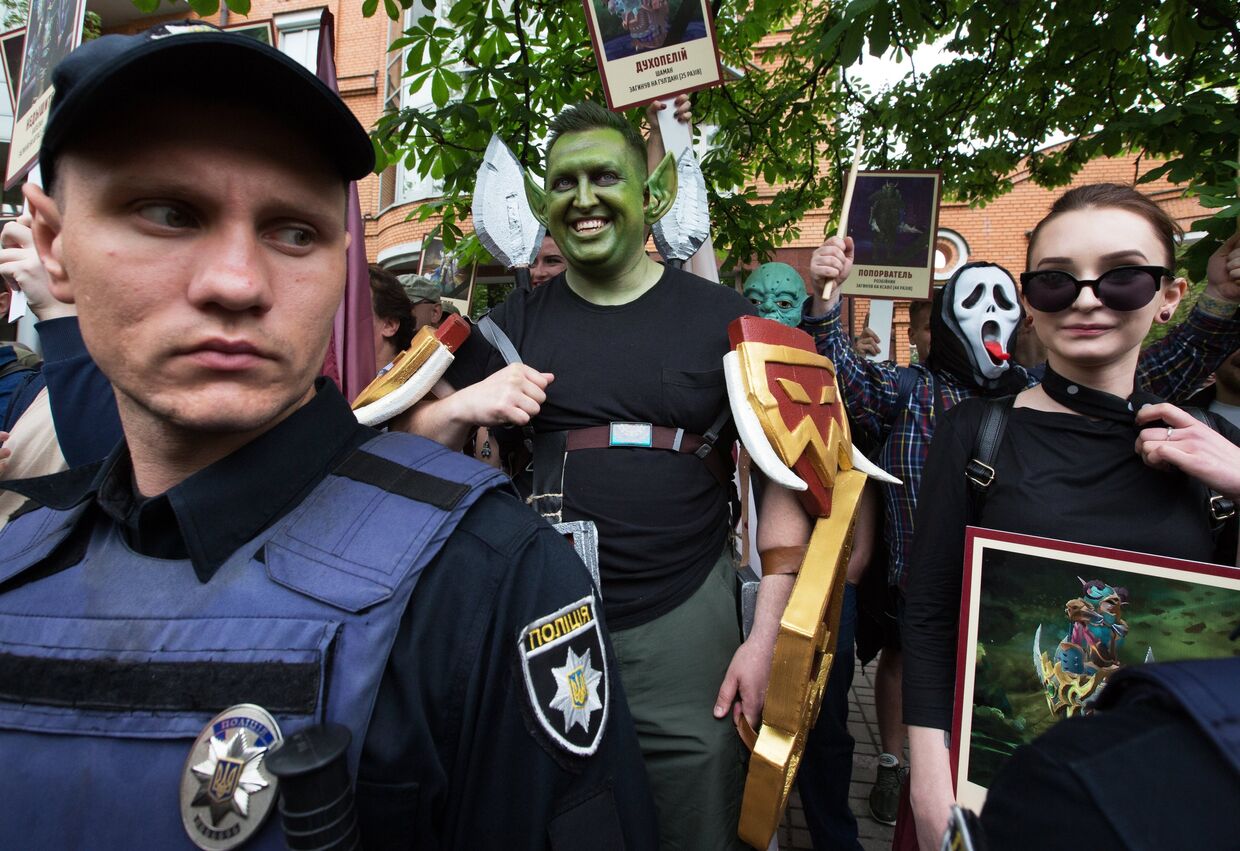 Участники флешмоба держат портреты героев компьютерной игры World of Warcraft в Киеве во время акции «Бессмертный полк»