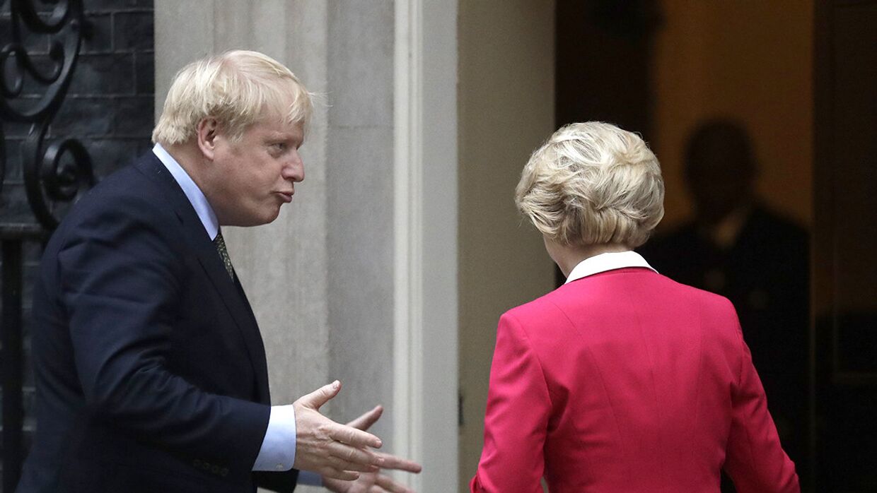 Премьер-министр Великобритании Борис Джонсон и председатель Европейской комиссии Урсула фон дер Ляйен во время встречи в в Лондоне