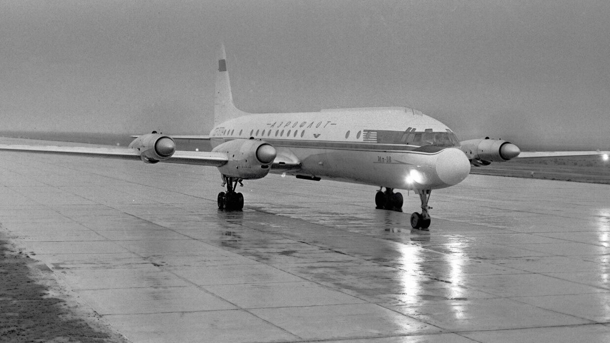 Самолет Ил-18 на взлетной полосе.