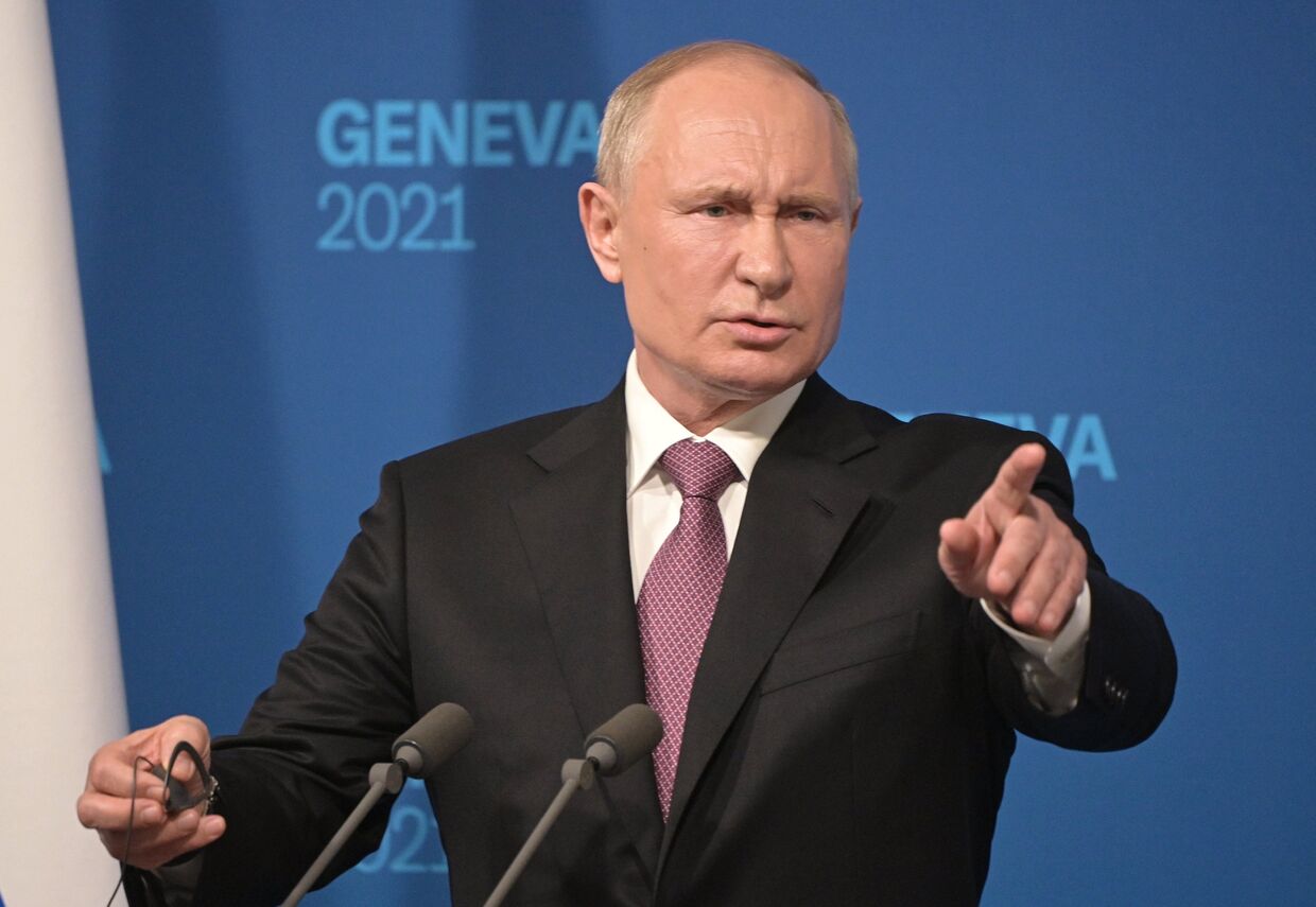 Президент РФ Владимир Путин на пресс-конференции по итогам переговоров с президентом США Джо Байденом в Женеве, Швейцария