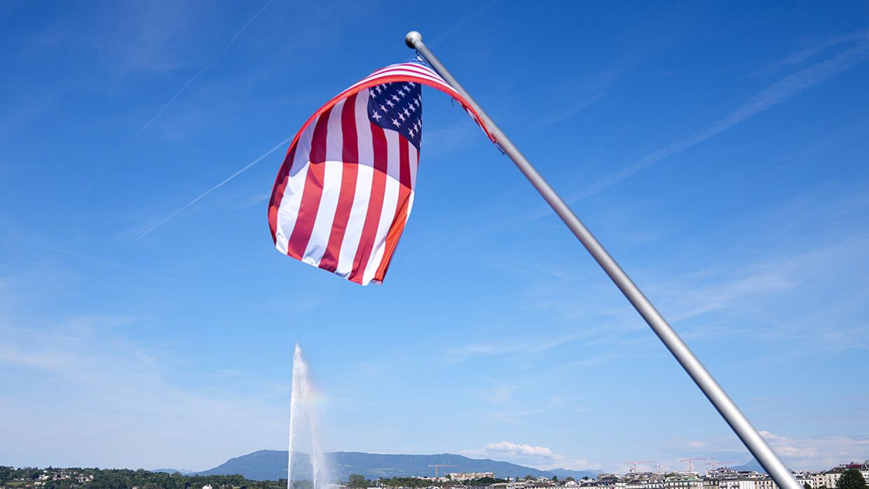 Флаг Соединенных Штатов возле фонтана в Женеве, Швейцария