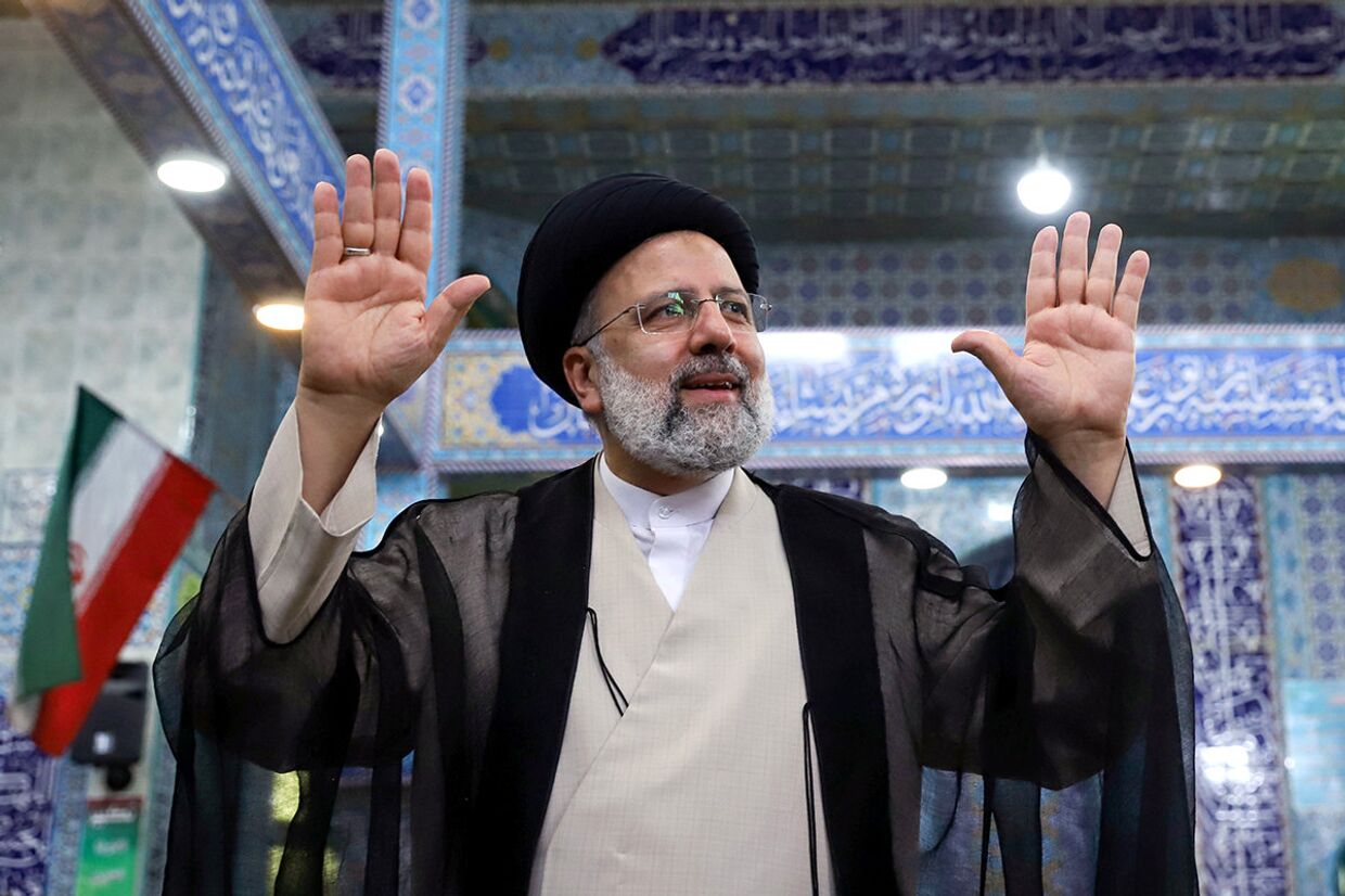 Кандидат в президенты Ирана Ибрагим Раиси на избирательном участке в Тегеране