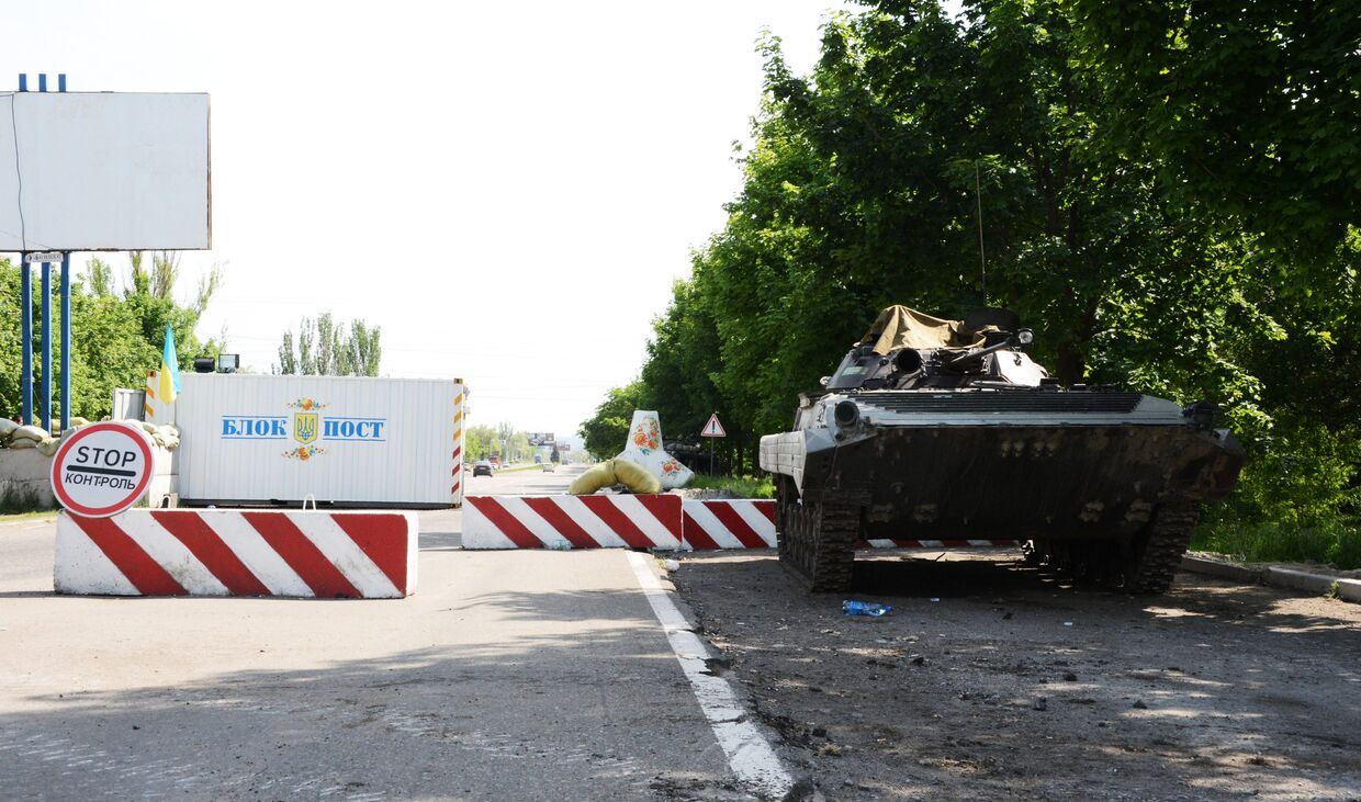 Боевая машина пехоты (БМП) на блок-посту на въезде в Мариуполь