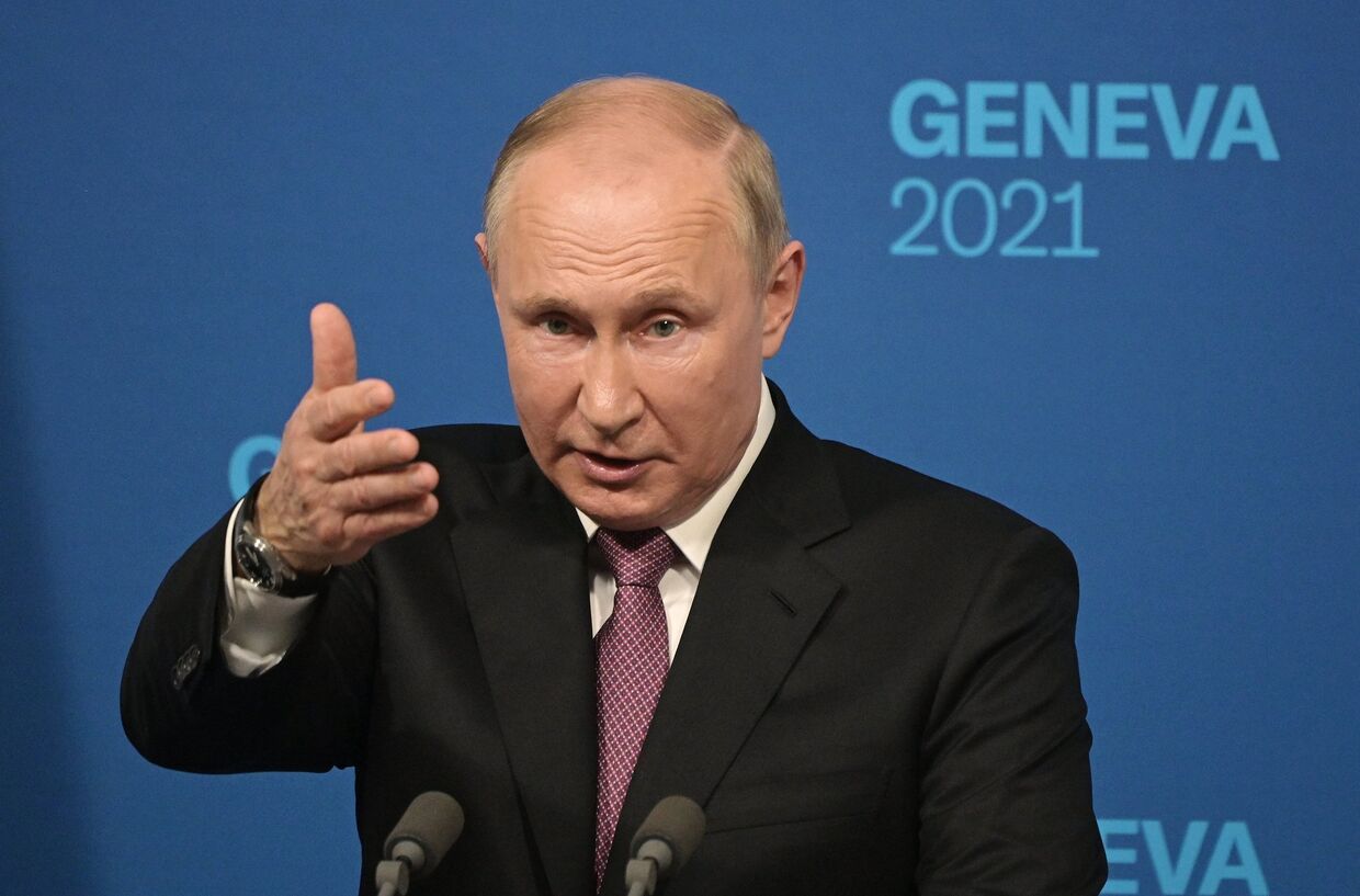 Президент РФ Владимир Путин на пресс-конференции по итогам переговоров с президентом США Джо Байденом в Женеве