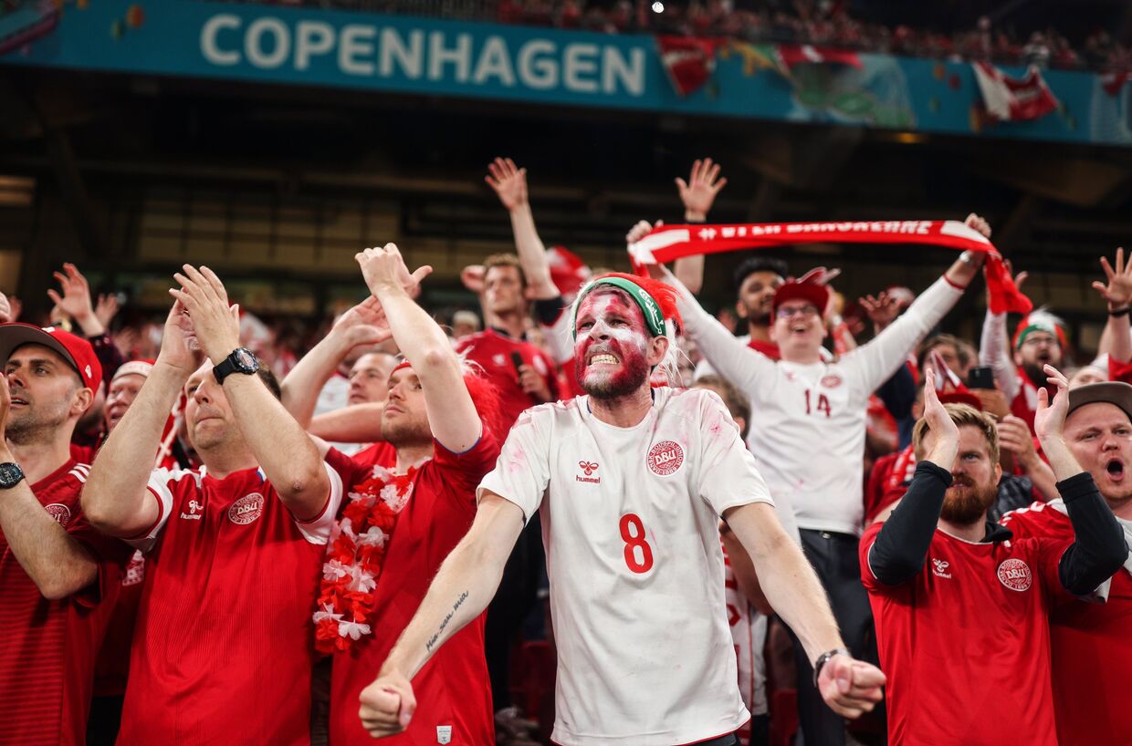 Болельщики сборной Дании после окончания матча 3-го тура группового этапа чемпионата Европы по футболу 2020 между сборными командами России и Дании