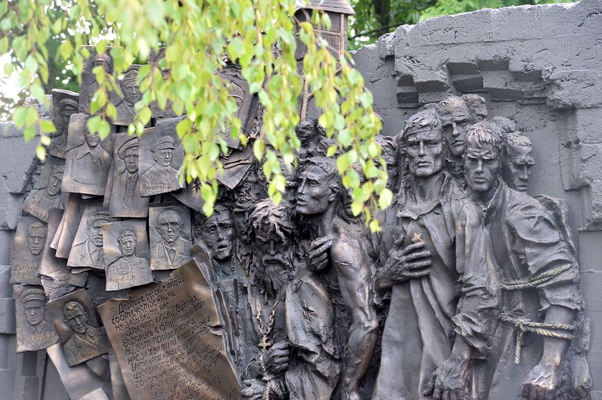 Открытие мемориала жертвам немецкого пересыльного лагеря в Вязьме