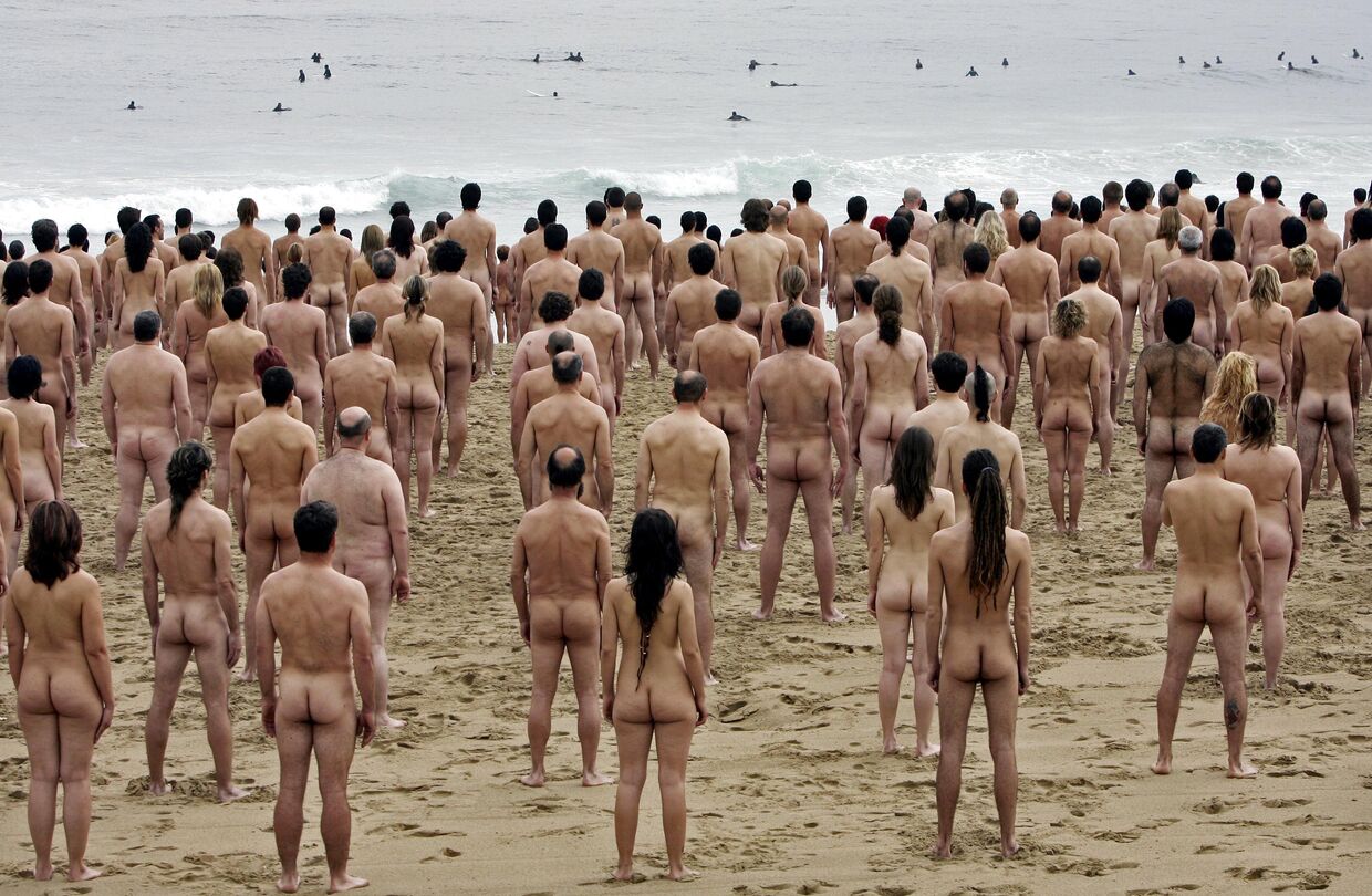 Перформанс американского художника Спенсера Туника на нудистском пляже