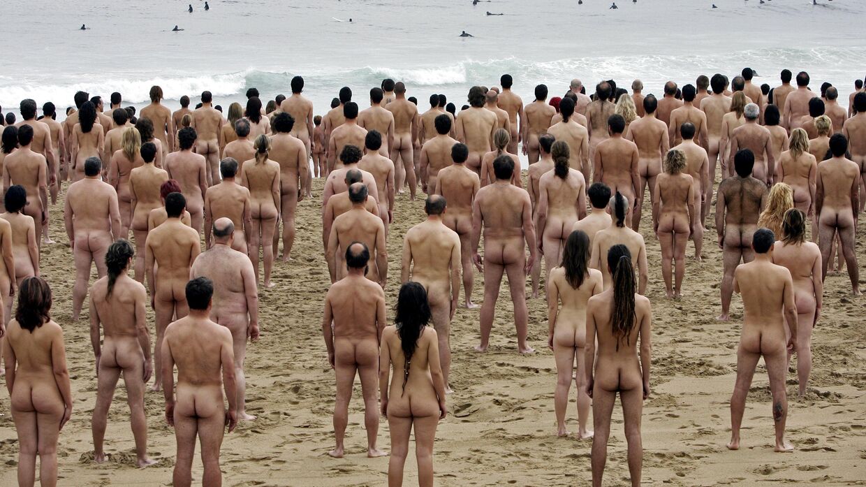 Перформанс американского художника Спенсера Туника на нудистском пляже