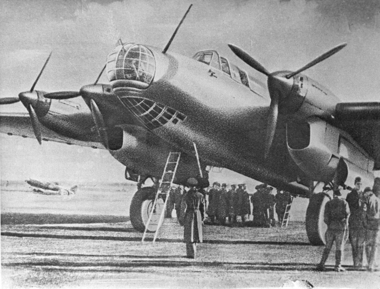Советский четырехмоторный тяжелый бомбардировщик дальнего действия Пе-8