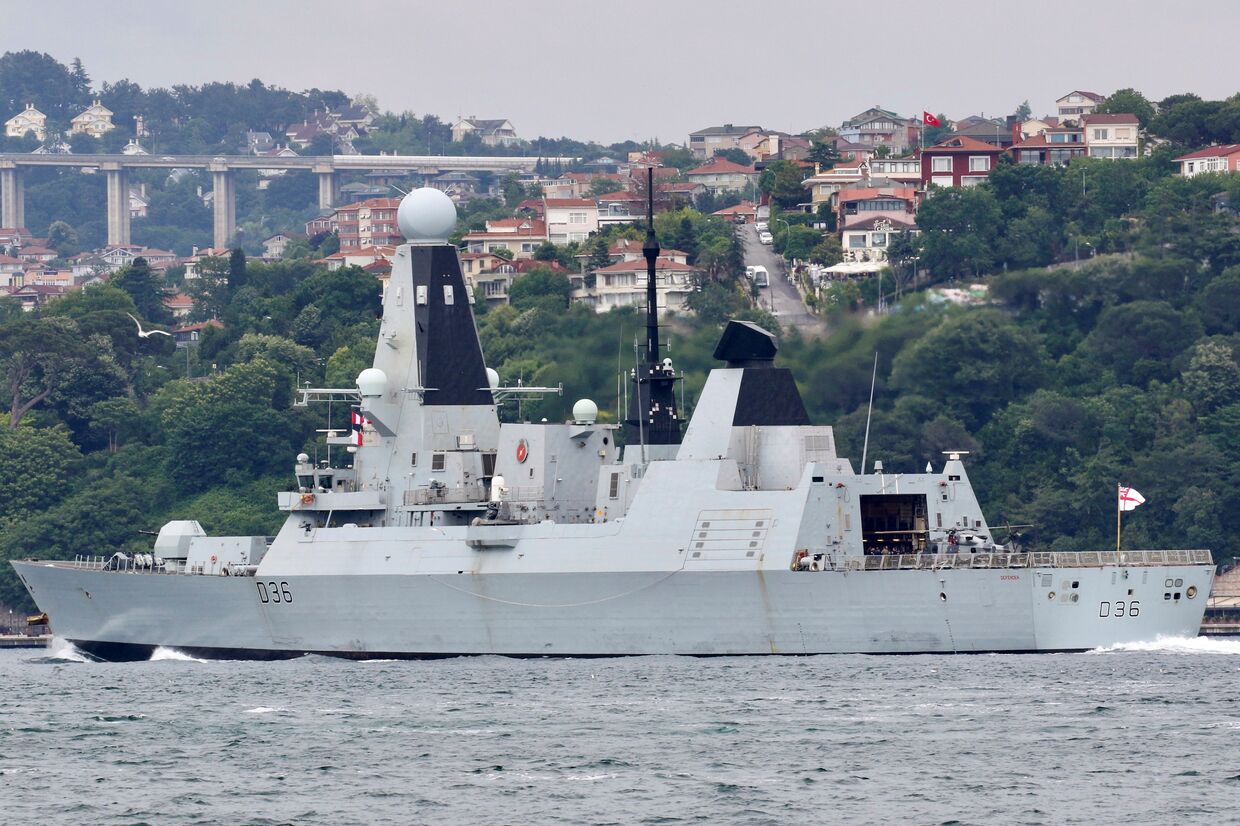 Британский эсминец Defender в проливе Босфор