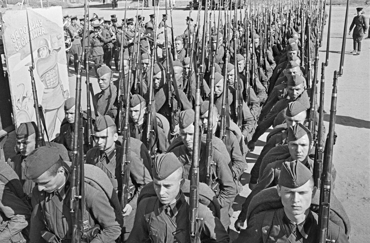 23 июня 1941 года. Мобилизация в Москве. Колонны бойцов движутся на фронт
