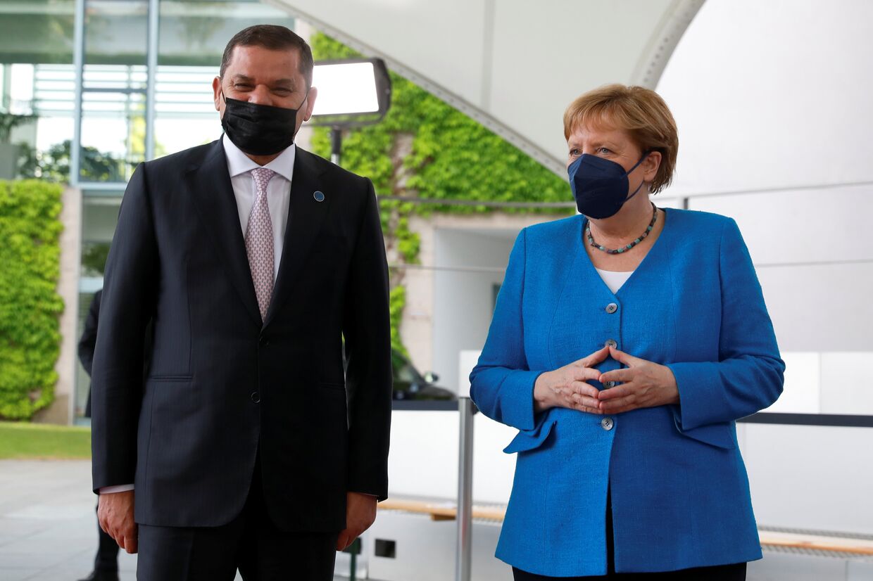 Канцлер Германии Ангела Меркель с премьер-министром Ливии Абдулхамидом Дбейбе