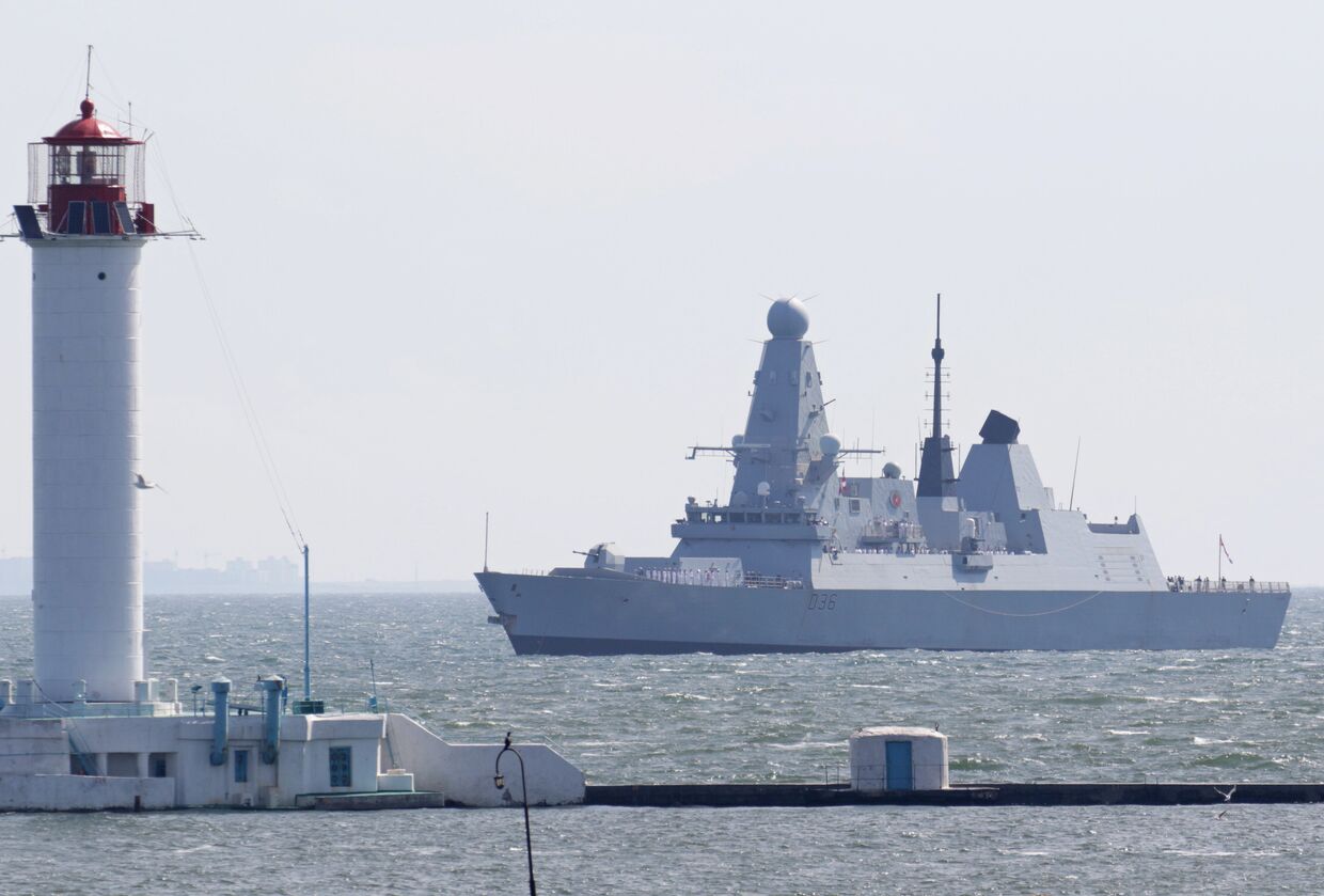 Британский эсминец Defender в порту Одессы, Украина