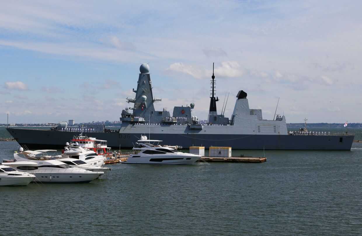 Британский эсминец Defender прибыл в порт Одессы, Украина