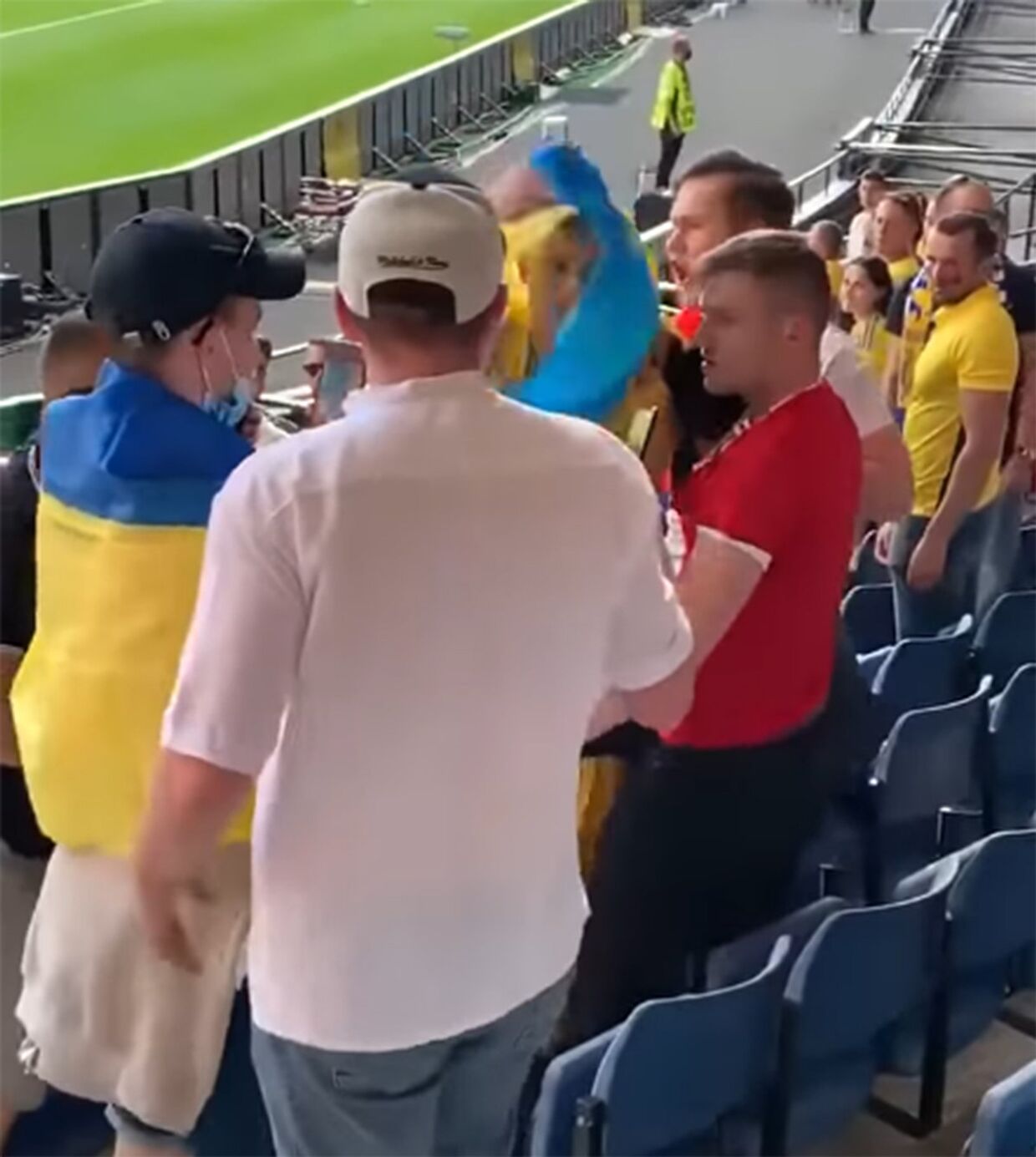 Болельщик с флагом России был атакован на матче Украины на Евро-2020