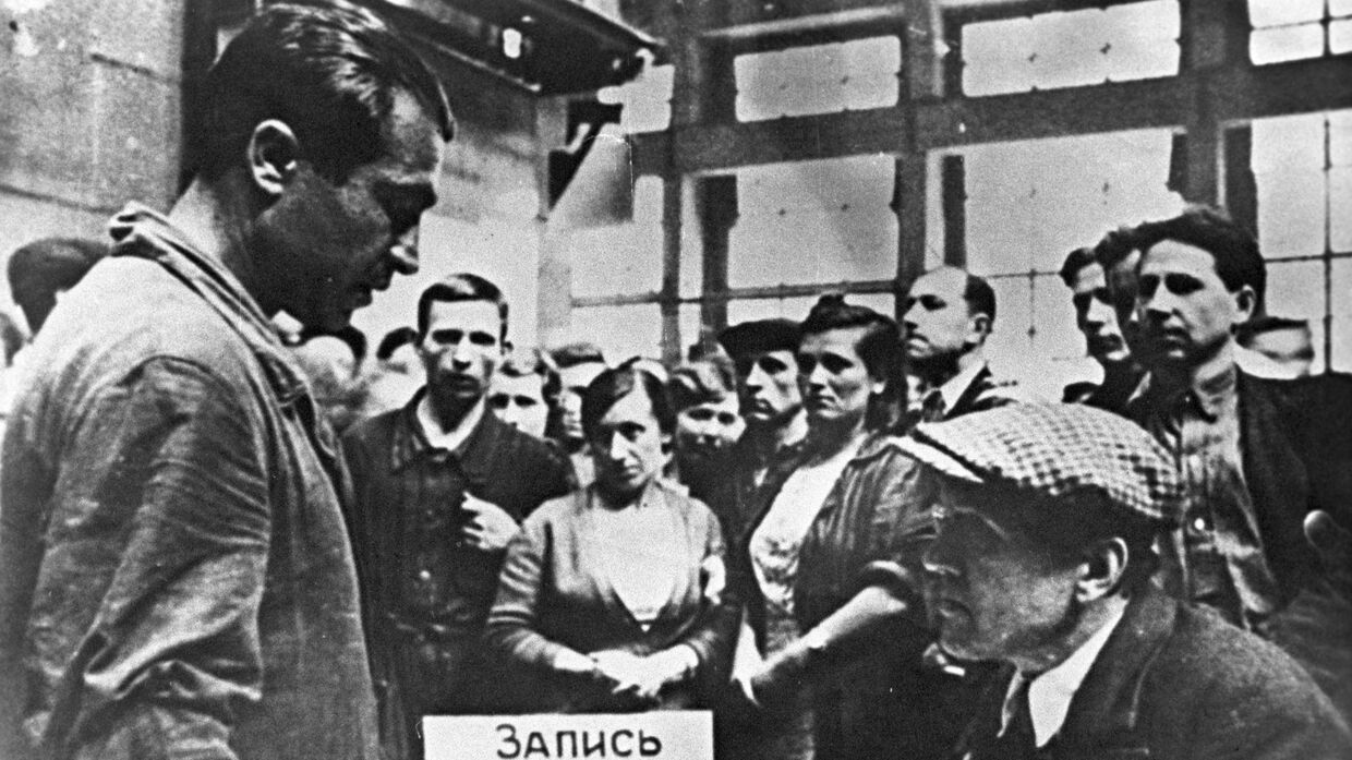 Запись добровольцев на фронт на Ленинградском металлическом заводе