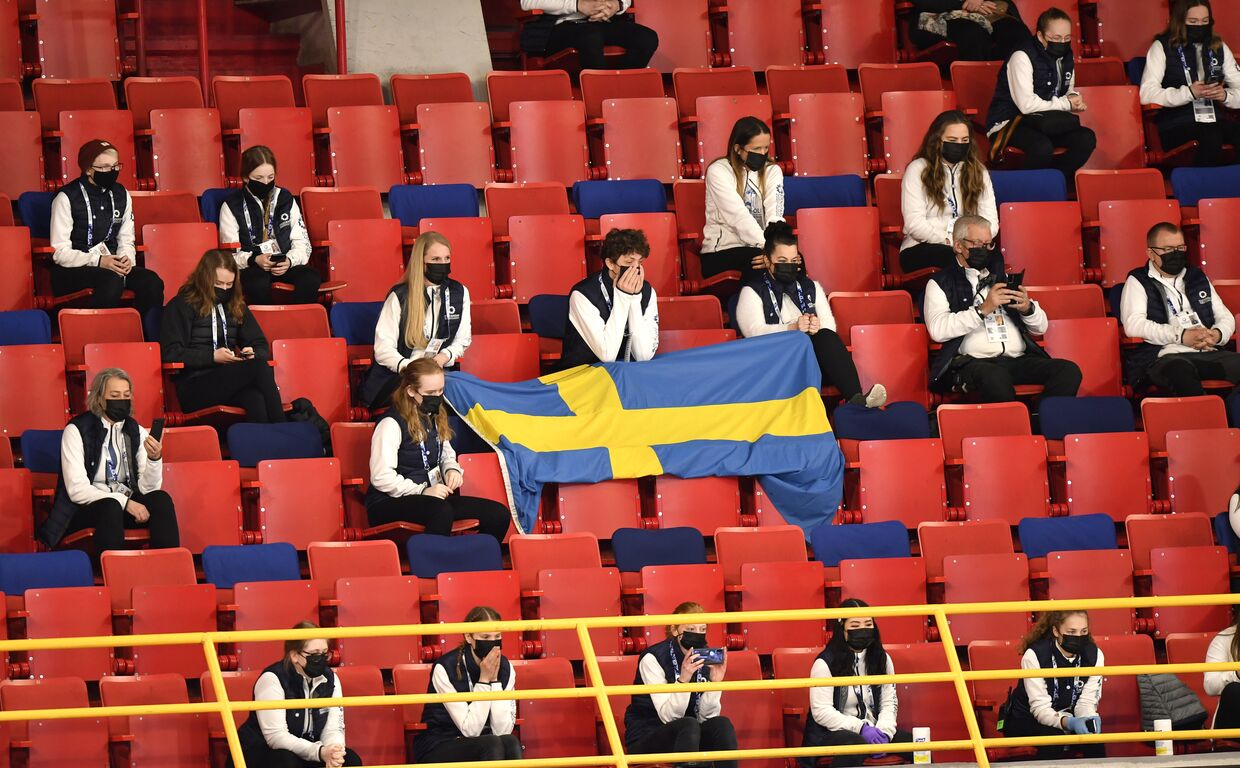 Зрители соблюдают социальную дистанцию на ЧМ по фигурному катанию в Стокгольме, Швеция