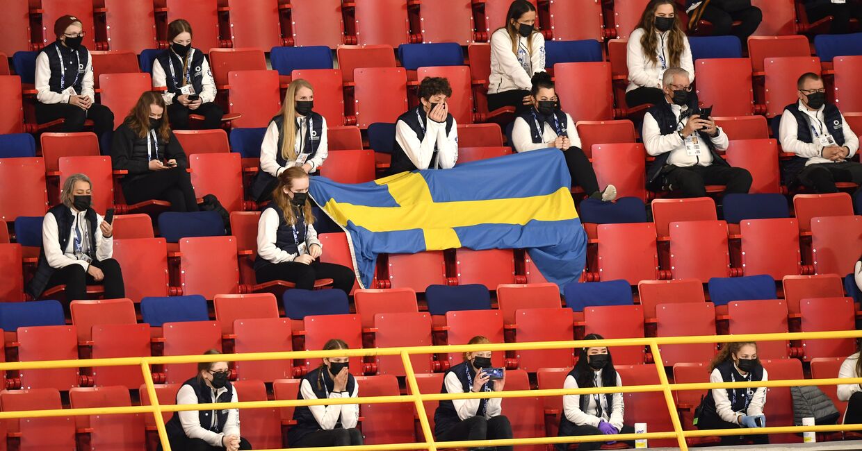 Зрители соблюдают социальную дистанцию на ЧМ по фигурному катанию в Стокгольме, Швеция