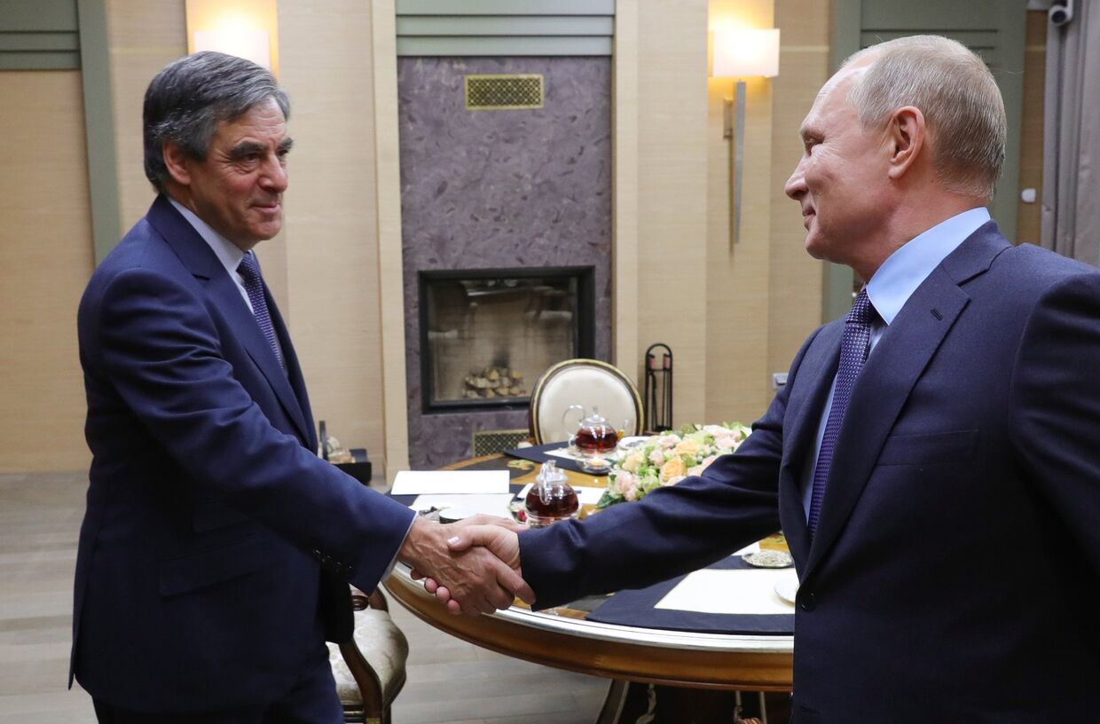 Президент РФ В. Путин встретился с экс-премьером Франции Ф. Фийоном