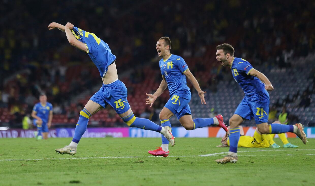 Евро-2020. Матч Швеция - Украина. Украинские футболисты радуются забитому голу