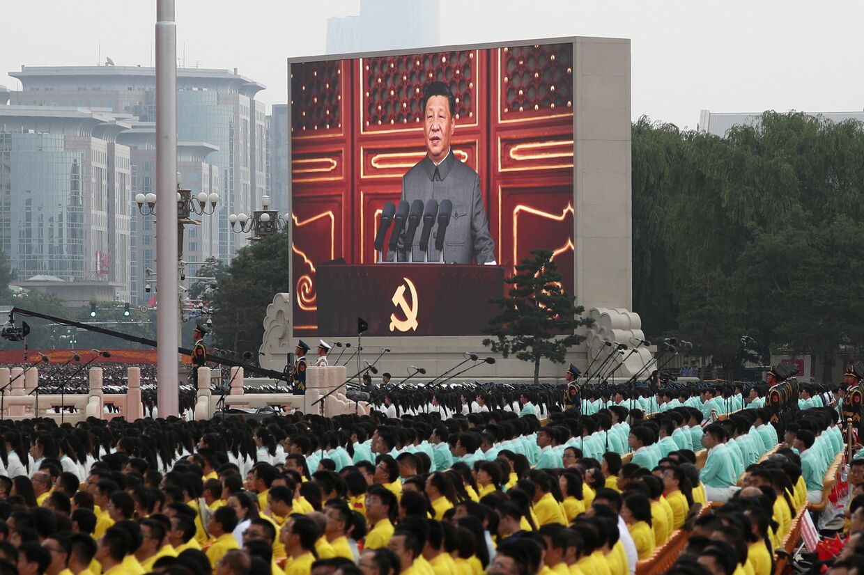 Председатель КНР Си Цзиньпин выступает с речью на площади Тяньаньмэнь в Пекине