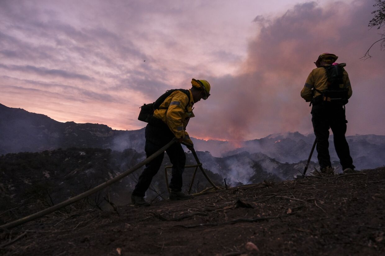 Тушение лесного пожара недалеко от Лос-Анжелеса, Калифорния
