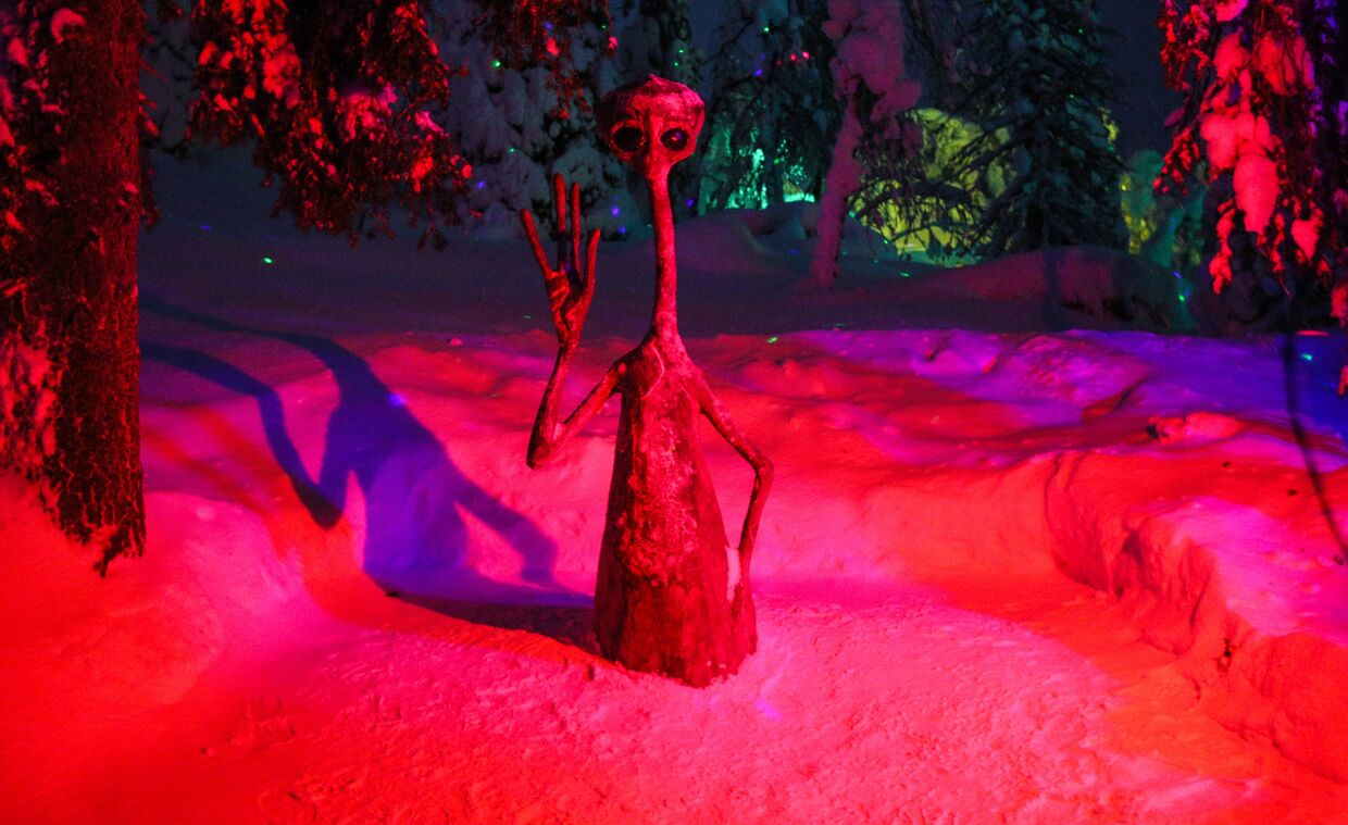 Фигура инопланетянина на территории арт-парка «Таинственный лес» в Кировске