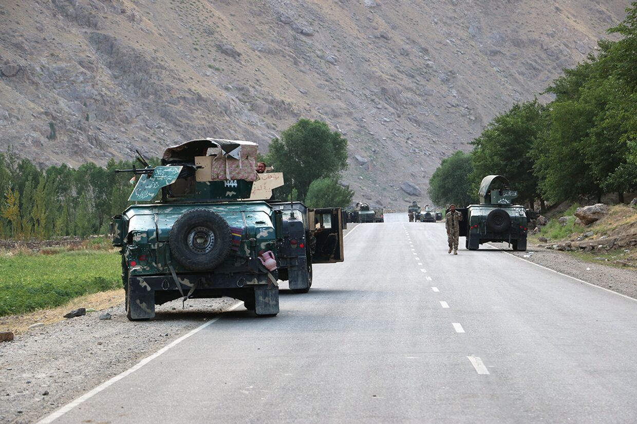 Афганские солдаты недалеко от города Бадахшан