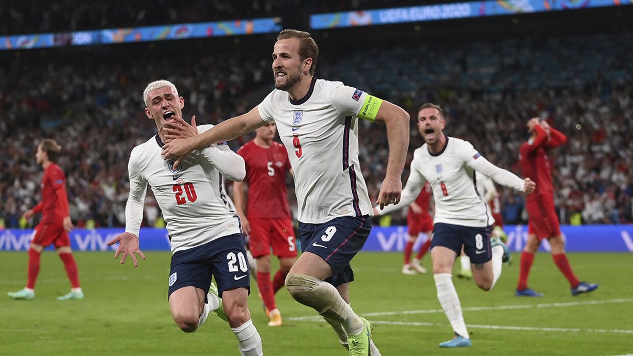 Футболисты сборной Англии празднуют победу в матче против Дании