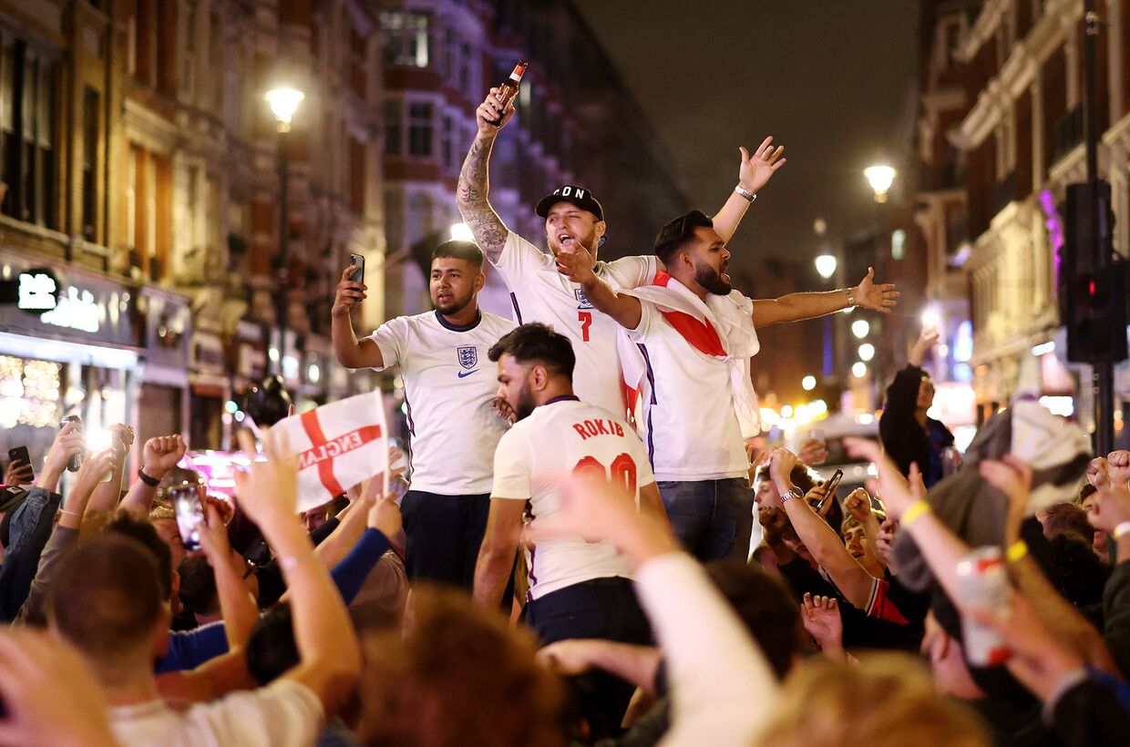 Британский фанаты празднуют победу в матче сборной Англии против Бельгии