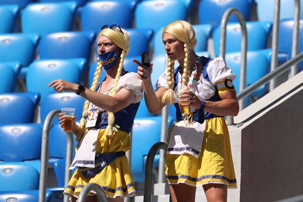 Шведские болельщики на стадионе в Санкт-Петербурге