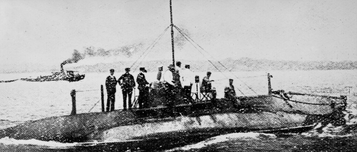 Подводная лодка «Сом». Репродукция фотографии 1904 года